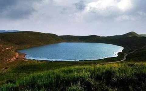 人类活动使高山湖泊的生态系统退化