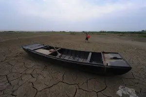 安徽省巢湖市中垾镇境内的巢湖，裸露的湖滩上一条小船被湖水抛弃