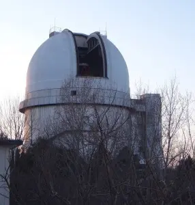 左为中国科学院云南天文台丽江观测站2.4米光学望远镜；右为中国科学院国家天文台兴隆观测基地2.16米光学望远镜圆顶
