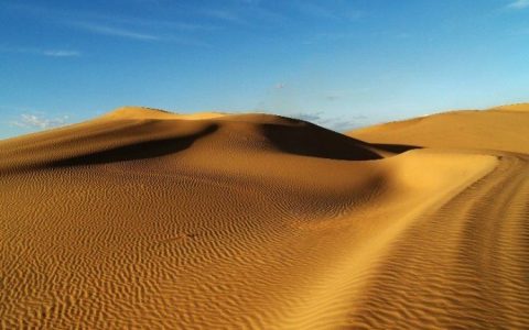 库木齐沙漠的流动沙丘形成于一万年前