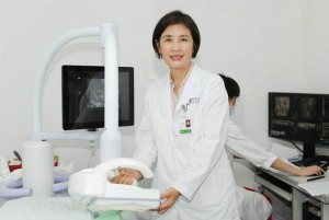 李安华教授展示最先进的乳腺自动容积超声(ABUS)