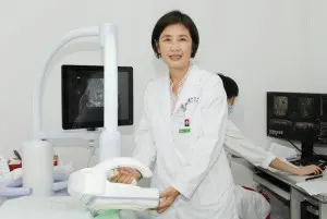 李安华教授展示最先进的乳腺自动容积超声（ABUS）