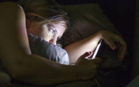 NEJM：在黑暗中玩手机，导致失明