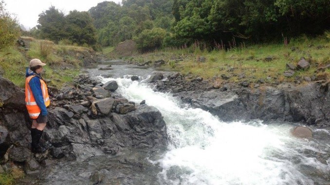 被抬升的河床, 并形成跌水