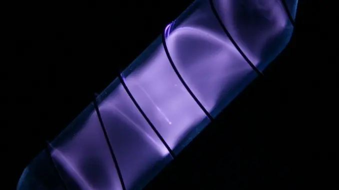 等离子态下发出浅紫光的氢气（Wikipedia）