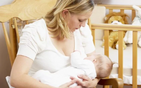 母乳喂养不仅对婴儿发育好，对母亲的健康也有积极的作用