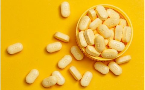 维生素的盲目崇拜:长期服用高剂量维生素B会导致肺癌。