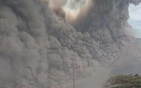 印度尼西亚的锡纳朋火山喷发