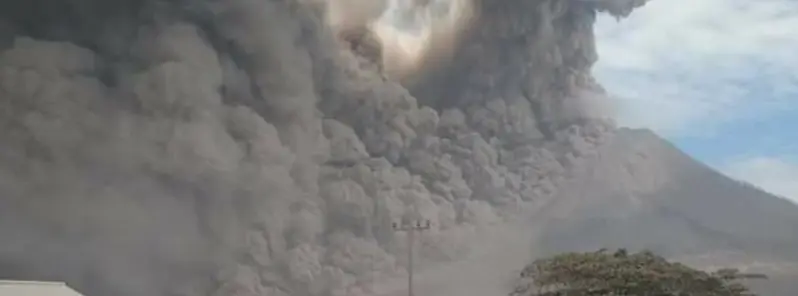 印度尼西亚的锡纳朋火山喷发