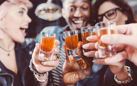 医学解释为什么喝酒会让人愉悦?