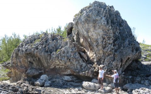 每一座巨石都有不寻常的故事，北大西洋岸边的巨岩可以告诉我们海平面的升高会带来什么危害