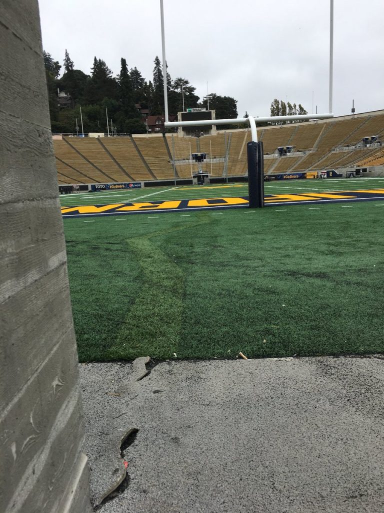 加州金牛队今年刚整修了体育场下面有一条不断蠕动的断裂