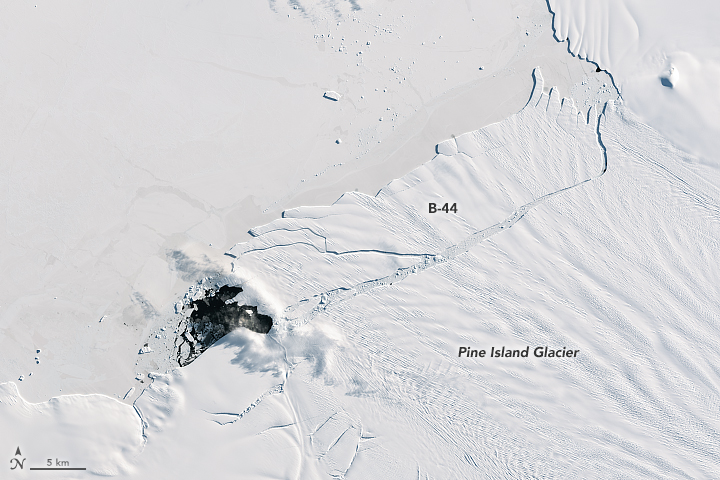 南极西部的冰山刚出现，几周后又分裂了