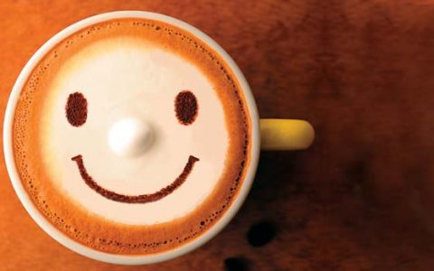 泡一杯分层的牛奶咖啡