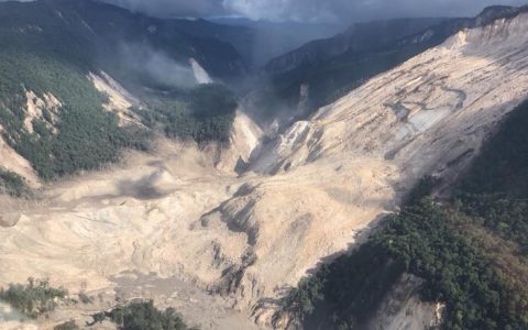 滑坡造成了堰塞湖