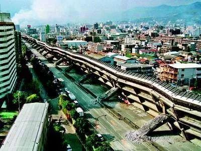 阪神地震中倾倒的高架桥