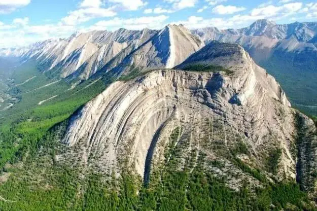 加拿大西部的大型褶皱