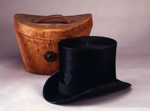 河狸毛礼帽以及专为其设计的盒子（HBC公司藏品）