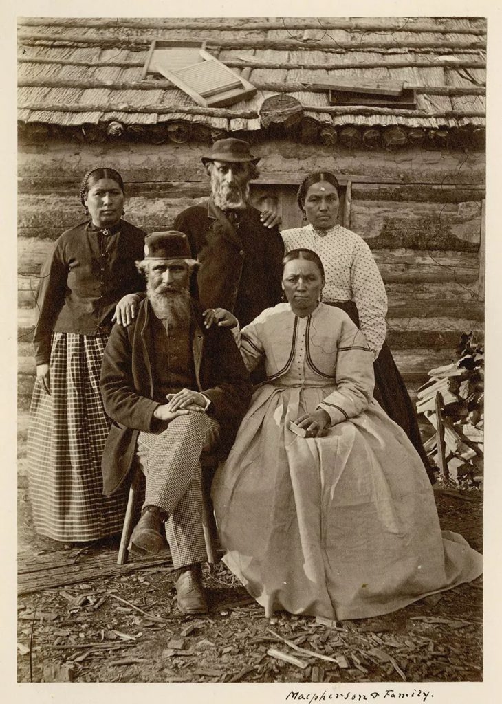 皮毛商人GeorgeMcPherson的全家福，前排George McPherson及其夫人，后排是其孙女、儿子和儿媳）由不知名的摄影师拍摄于1872年，Library and Archives Canada