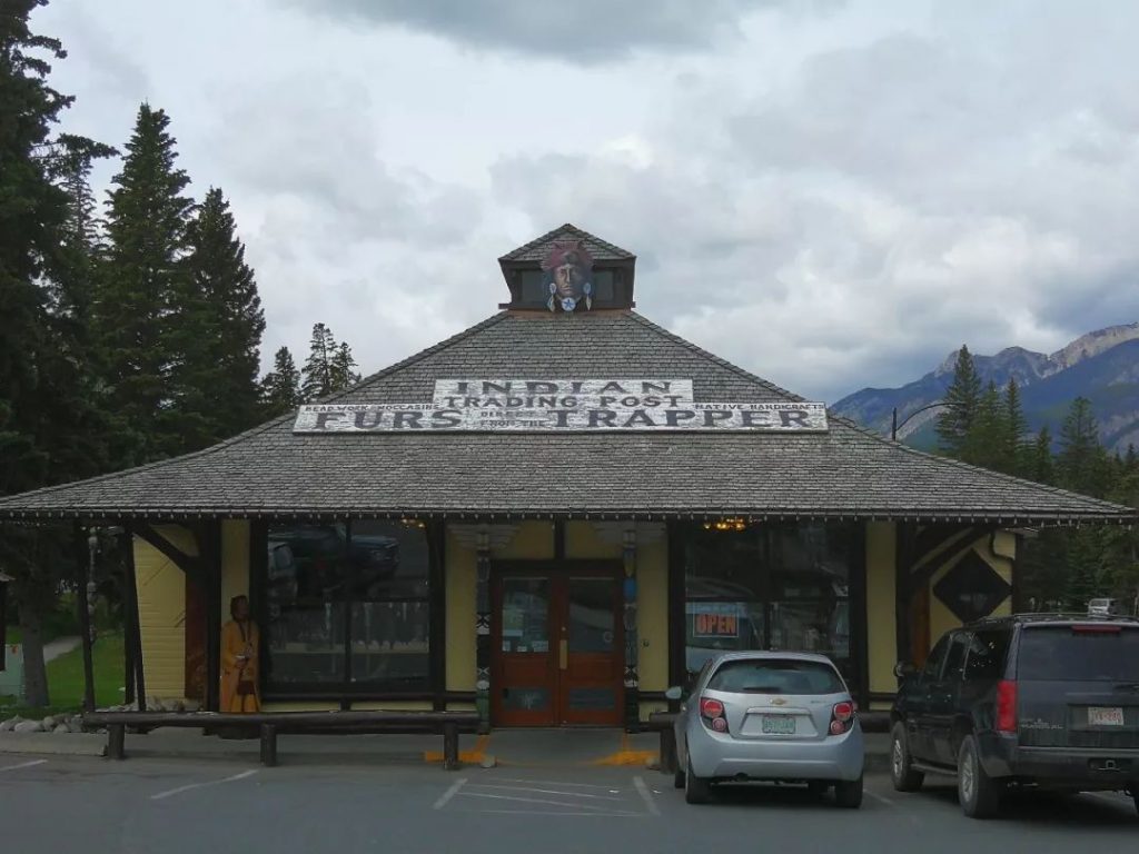 Banff镇以前的皮毛交易场所，现在仍是一家皮毛商店 （来源：小强）