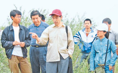 邵明安(中)院士带领学生考察野外试验地