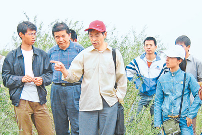 邵明安(中)院士带领学生考察野外试验地