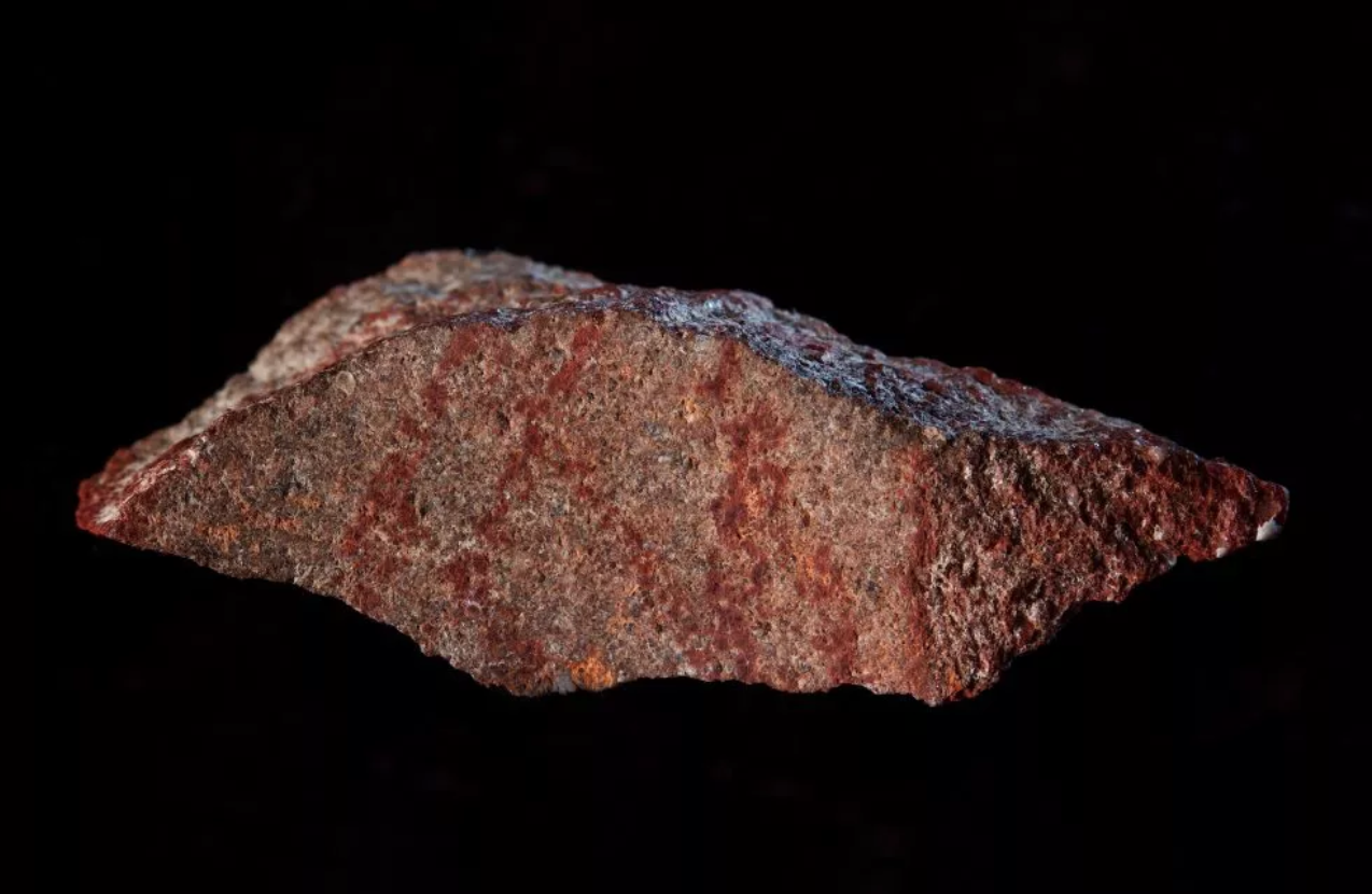 布隆伯斯洞穴硅质岩石上的赭石笔画。
