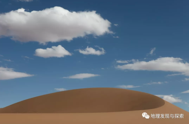 巴丹吉林沙漠腹地的鸣沙丘