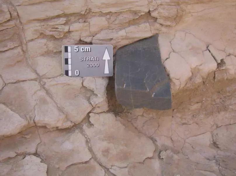 罗布泊地区石制品埋藏剖面