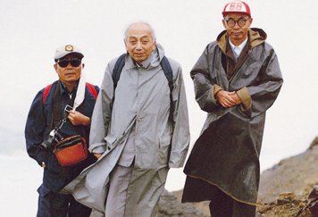 1986年施雅风院士(中)与李吉均(右)、崔之久在长白山顶考察第四纪冰川
