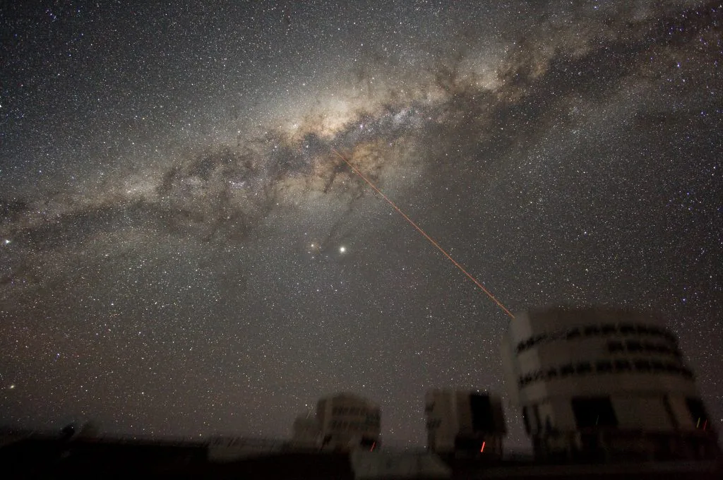 在帕瑞纳天文台的夜空中观赏到的银河系的核心