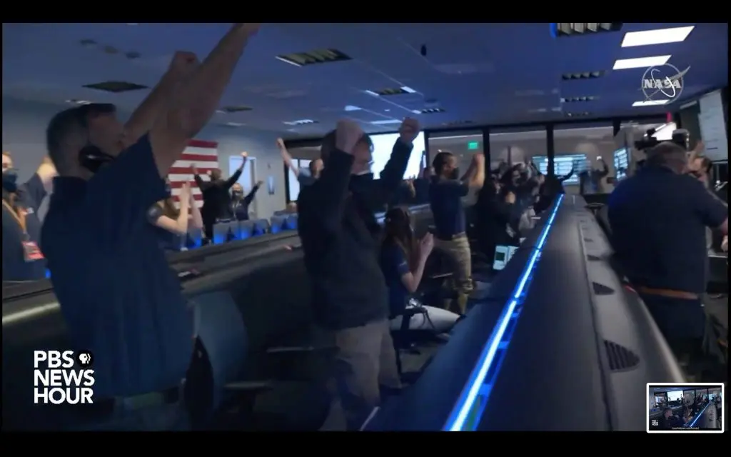 “毅力号”着陆火星表面后，NASA 团队集体庆祝