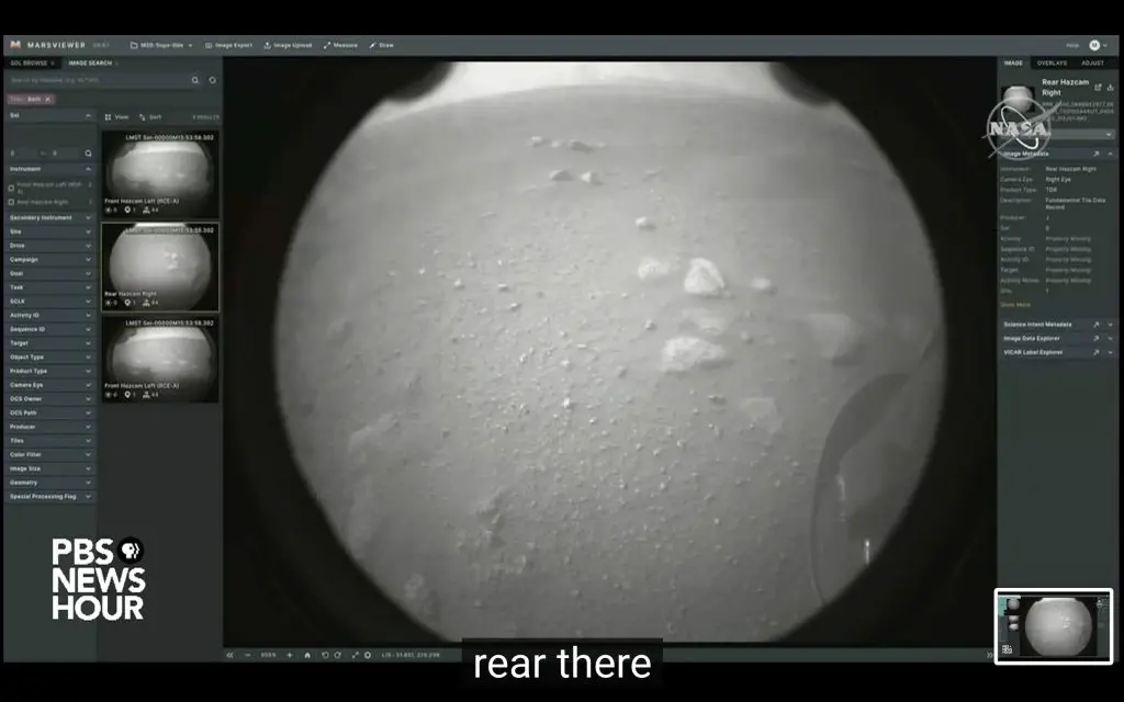 在“毅力号”着陆火星表面几分钟后，传回地球的第一张照片，火星表面高清照片