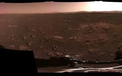 "毅力号"火星车拍摄的火星全景照片