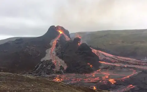 冰岛火山爆发，就在上个月发生震群的地方