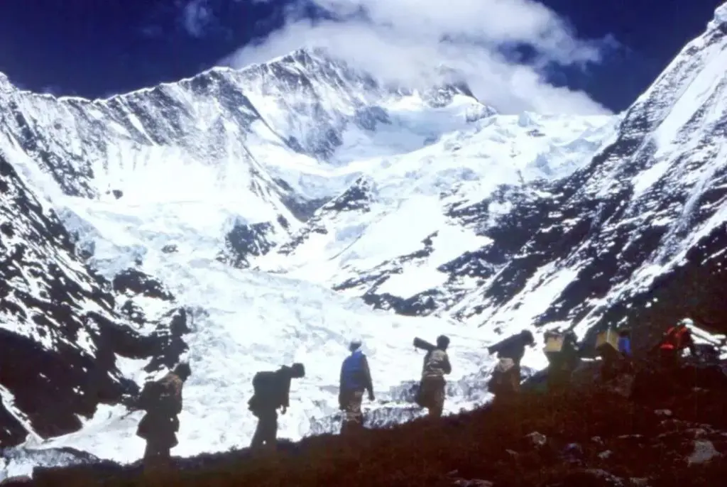 1982年第一次青藏科考冰川考察队员向贡嘎山主峰挺进