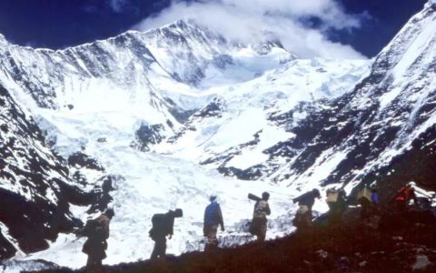 1982年第一次青藏科考冰川考察队员向贡嘎山主峰挺进