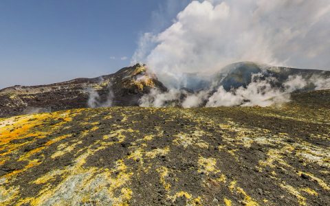 由于火山喷发,埃特纳山增高了30米