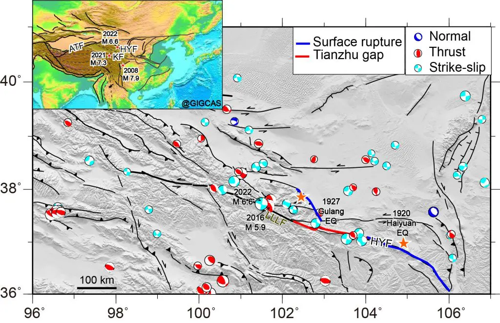 图2 青藏高原东北缘活动构造图与近年发生地震的震中位置/震源机制解。蓝线为与先前大地震有关的地表破裂，红线为“天祝”地震空区。改自Deng et al. (2020)