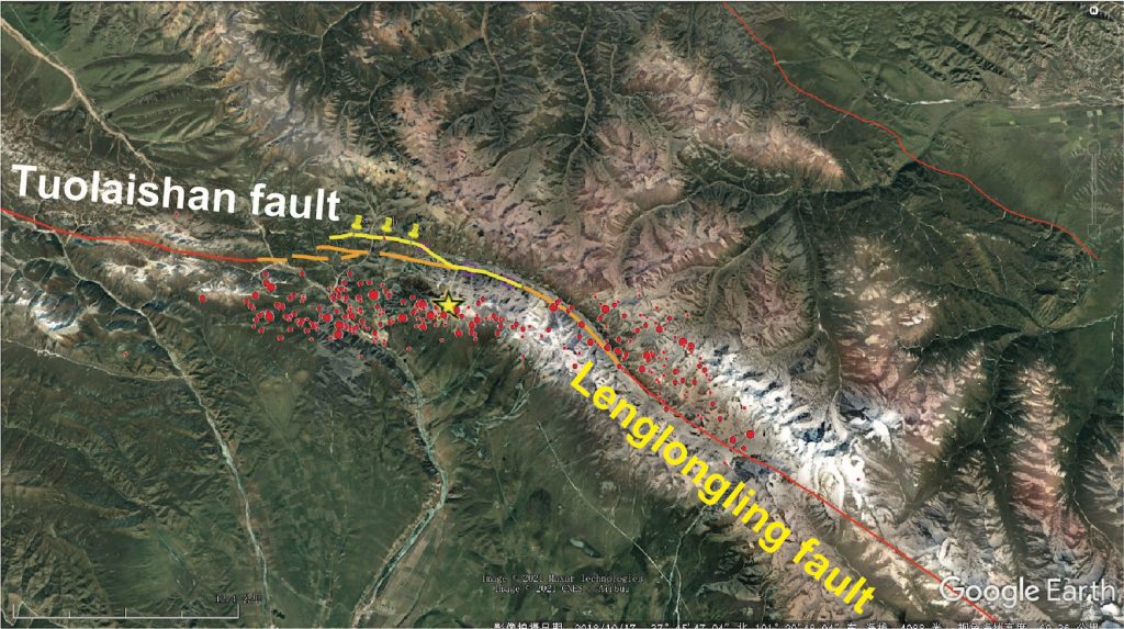 图 8 早期余震(红点)和地震地表破裂分布图。黄色粗线为地震后第一天现场勘测得到的部分主震地表破裂。根据地震、地质和大地测量学观测结果推测的地表破裂由橙色线标记。来源:刘静