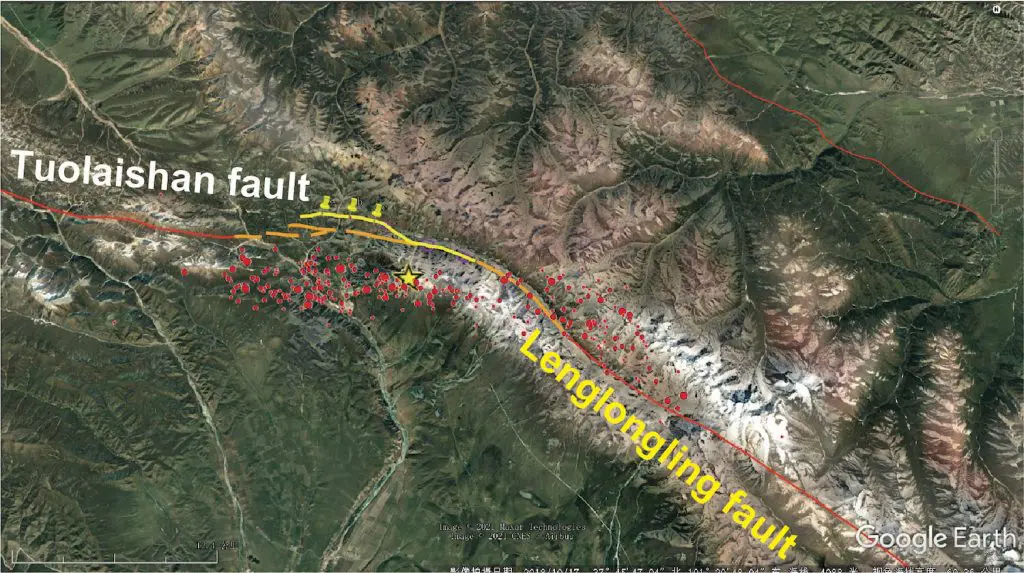 图 8 早期余震（红点）和地震地表破裂分布图。黄色粗线为地震后第一天现场勘测得到的部分主震地表破裂。根据地震、地质和大地测量学观测结果推测的地表破裂由橙色线标记。来源：刘静