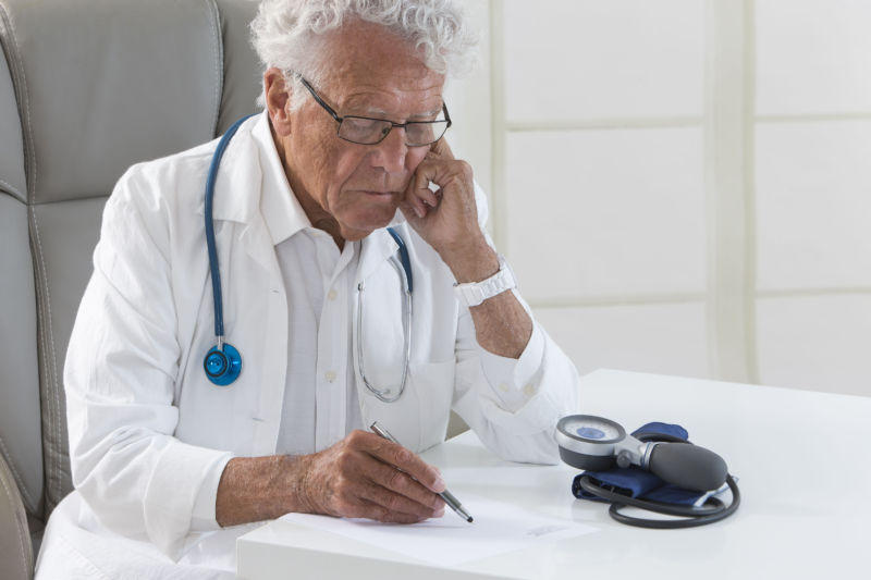 还在迷信老名医?研究表明年龄越大的医生,病人的死亡率越高