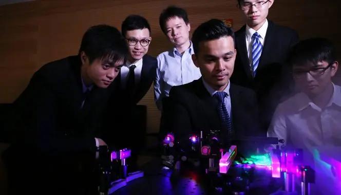香港大学电机电子工程系谢坚文博士（中）的研究团队与平行镜FACED影像扫描系统