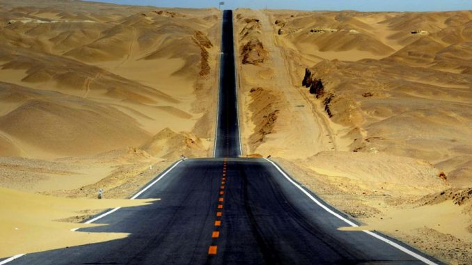 贯穿柴达木盆地的公路