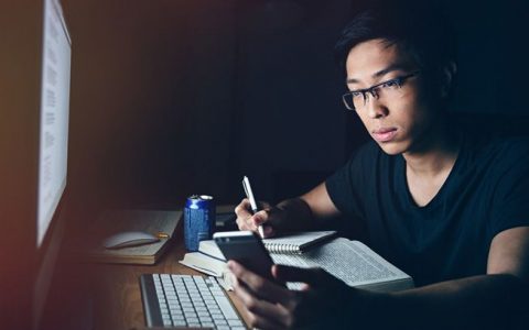 如果你还没有孩子,最好不要半夜再看手机了