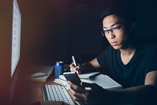 如果你还没有孩子,最好不要半夜再看手机了